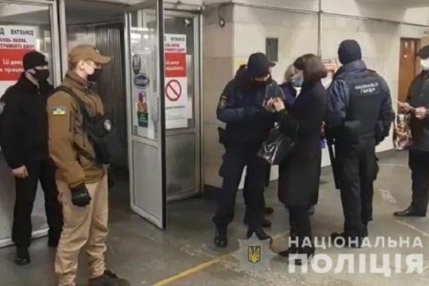 Поліція за допомогою гучномовця закликає киян дотримуватися карантинних вимог