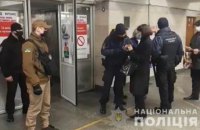 Поліція за допомогою гучномовця закликає киян дотримуватися карантинних вимог