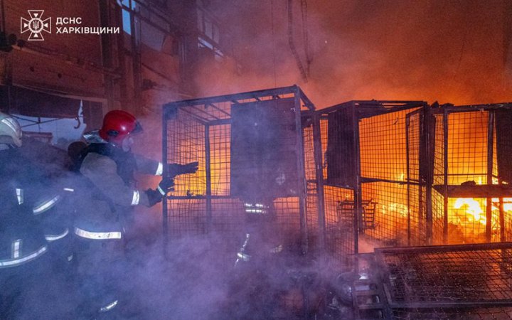 ​У передмісті Харкова російські дрони атакували поштовий термінал, сталася масштабна пожежа