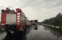 Під Чернівцями зіткнулися сім вантажівок і два легковики