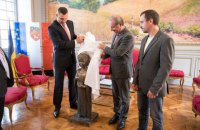 Кличко передал мэру Тулузы памятник Анне Киевской