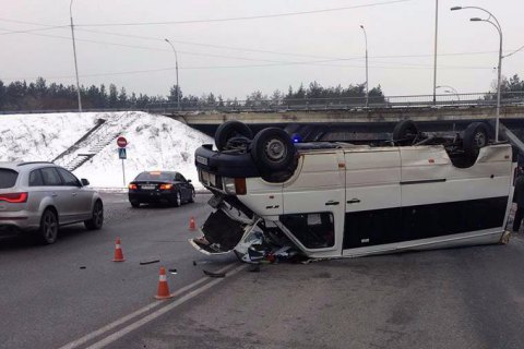 Біля повороту на Вишгород перекинулася маршрутка з військовими
