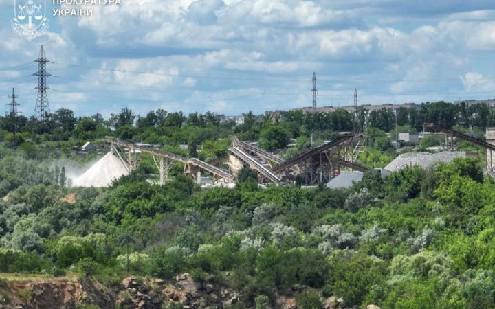 Мер міста і керівники державних підприємств отримали підозри в незаконному видобутку корисних копалин (доповнено)