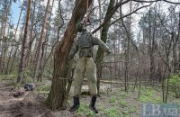 Де постелить клейонку? Репортаж з Мощуна, зруйнованого селища, яке не вдалося захопити росіянам 