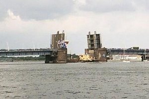 На севере Дании грузовое судно врезалось в мост