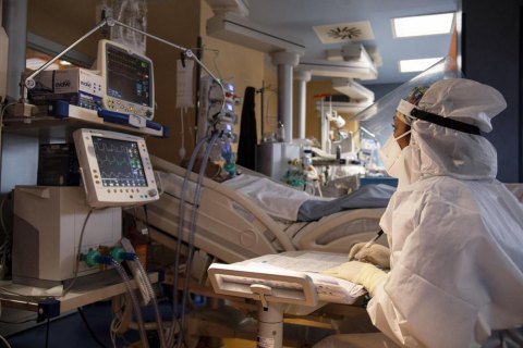 В Украине за сутки госпитализировали почти тысячу больных коронавирусом