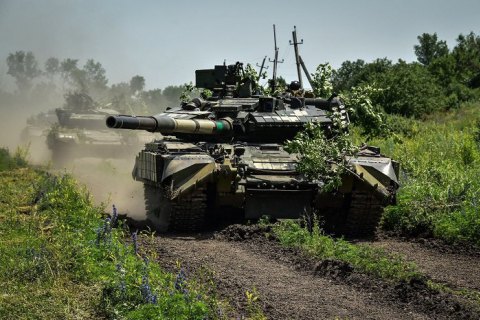 Украинские военные провели танковые маневры в зоне ООС на Донбассе