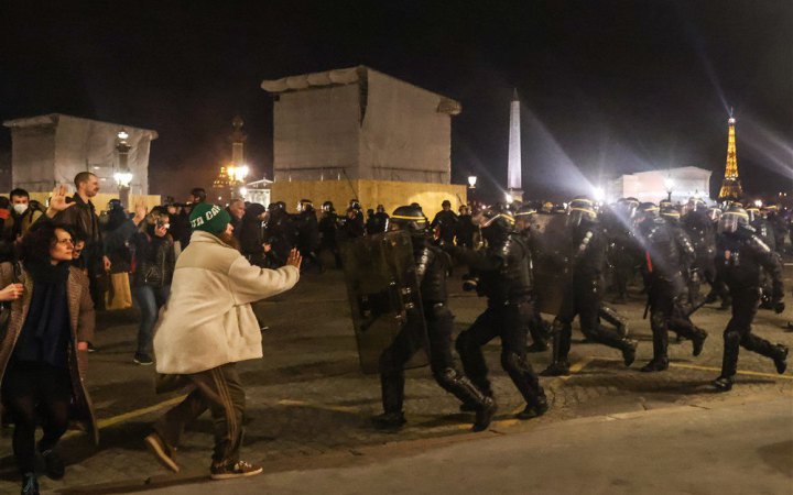 Національні збори Франції розглянуть резолюції про недовіру уряду