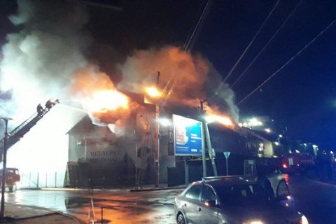 На Большой Окружной в Киеве загорелся ТЦ "Мебельный Городок" (обновлено)