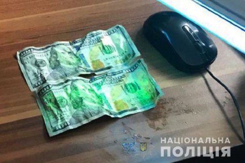 Пойманный на взятке пограничник пытался съесть $200 при задержании