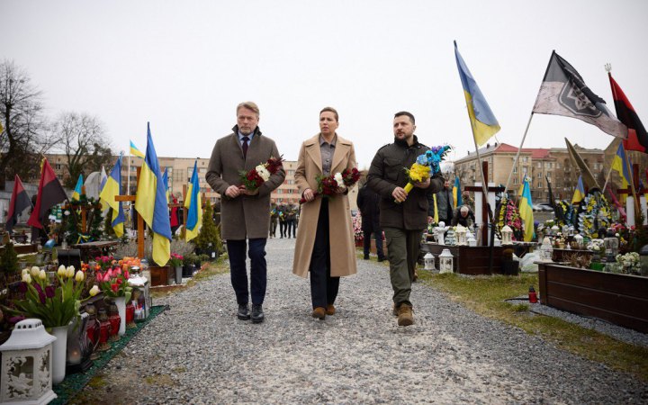У Львові Зеленський і прем’єр-міністр Данії Метте Фредеріксен вшанували пам’ять загиблих захисників України