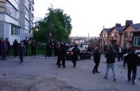 В Виннице несколько сотен вооруженных мужчин захватили консервный завод (обновлено)