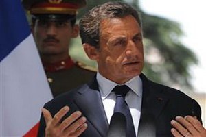 Франция: Каддафи может остаться в Ливии, если откажется от власти 