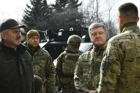 Порошенко приехал на позиции "Азова" на передовой