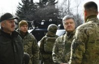 Порошенко приехал на позиции "Азова" на передовой