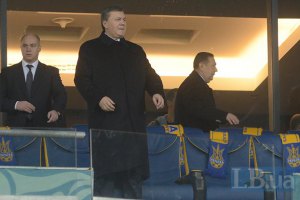 Янукович поздравил сборную Украины после матча в раздевалке