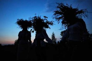 ​В Киевской области на Купала сплели 300-метровый венок