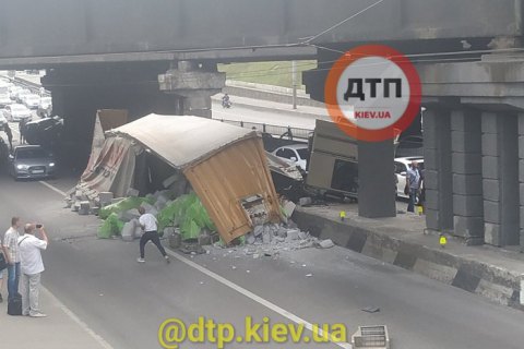 ​В Киеве на Берестейской перевернулась фура, задев несколько легковых автомобилей и конструкцию путепровода