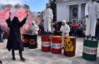 Жители Мариуполя в день города вышли на митинг с плакатами "Хотим дышать!"