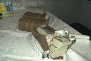 Черниговские пограничники нашли в поезде "Киев-Минск" бесхозные $180 тыс.