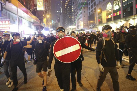 В Гонконге протестующим запретили надевать маски на Хэллоуин
