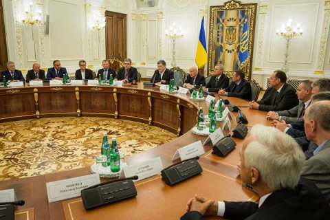 Порошенко назначил 14 грантов докторам наук
