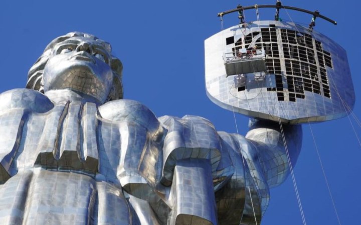 На монумент "Батьківщина-мати" у Києві встановлюють тризуб