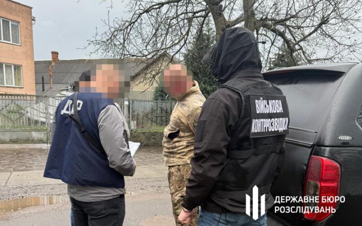 На Закарпатті ДБР затримало військового за вимагання грошей з підлеглих за "вирішення" службових питань