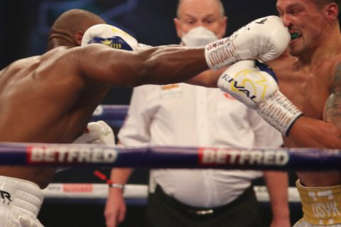Усик завоевал свой первый чемпионский пояс в хевивейте