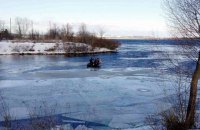 Во Львовской области четверо рыбаков провалились под лед, один скончался от переохлаждения