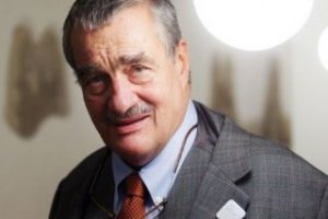 ​Глава МИД Чехии надел значок с надписью "Путин, ко мне. Место!"