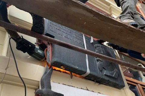 В центре Одессы демонтировали мемориальную доску Калинину