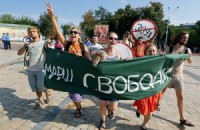 В Киеве в сторонников легализации легких наркотиков кинули дымовую шашку