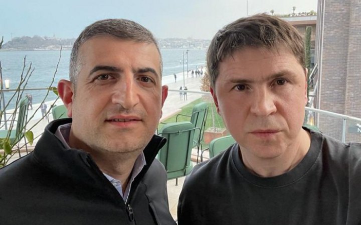 Подоляк встретился с создателем "Байрактара" в Турции: "Русская бронетехника безупречно горит в наших замечательных полях"