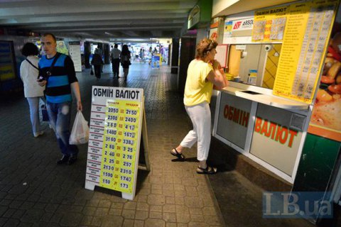 В июне украинцы продали валюты банкам в пять раз больше, чем купили 