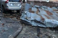 Из-за мощного ветра в центре Львова сорвало крышу с жилого дома