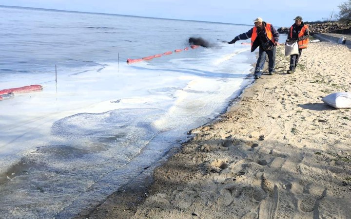 У Чорноморську триває ліквідація наслідків виливу олії у море: зафіксовано 700 м забруднення