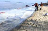 У Чорноморську триває ліквідація наслідків виливу олії у море: зафіксовано 700 м забруднення