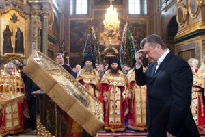 Янукович верит, что целебная иорданская вода сделает помыслы светлыми