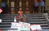 Киевляне возвели перед прокуратурой пирамиду из пеньков