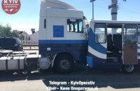 Під Києвом зіткнулися поштова вантажівка, маршрутка і тягач