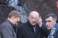 Табаловых под Радой "обстреляли" снегом и ударили древком флага "Свободы"