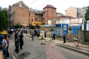На незаконное строительство в Десятинном переулке прислали спортсменов