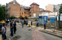 На незаконное строительство в Десятинном переулке прислали спортсменов