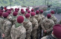 Порошенко поручил подготовить поправки в Конституцию о курсе на членство в ЕС и НАТО