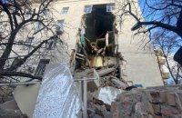 Росіяни знову вдарили по центру Херсона, пошкоджено будівлю ОВА