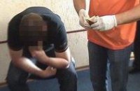 Администратора разрешительного центра в Днепропетровске поймали на взятке