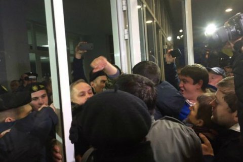 В Кривом Роге в здании горсовета произошли стычки между полицейскими и митингующими 