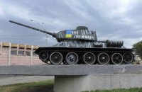 В Киеве задержали супругов, разрисовавших памятник танкистам времен Второй мировой войны