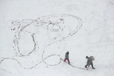 Днями в Україні прогнозують дощі зі снігом, а на заході - заметілі